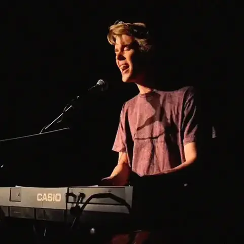 Ash Stu performing